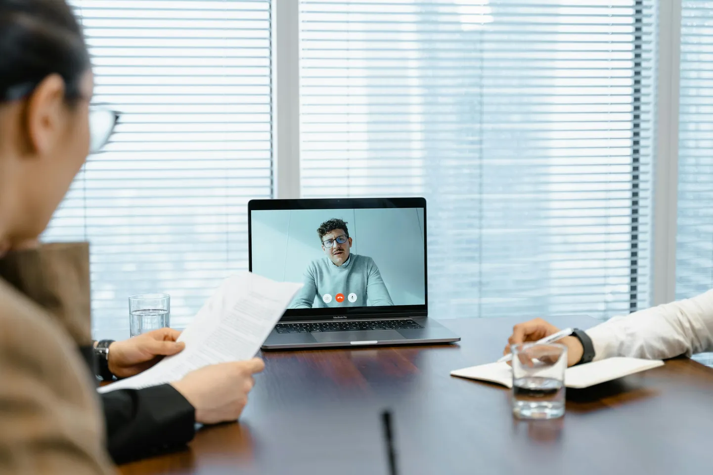 Oled sa tehisaru-tont või inimene? Kui Microsofti CoPiloti plaan tõeks saab, siis istume varsti koosolekutel vaheldumisi tehisaru avataridega. Päris inimene võib samal ajal näiteks rannas puhata, kui tema kratt tööjuttu ajab. Pilt on illustreeriv.