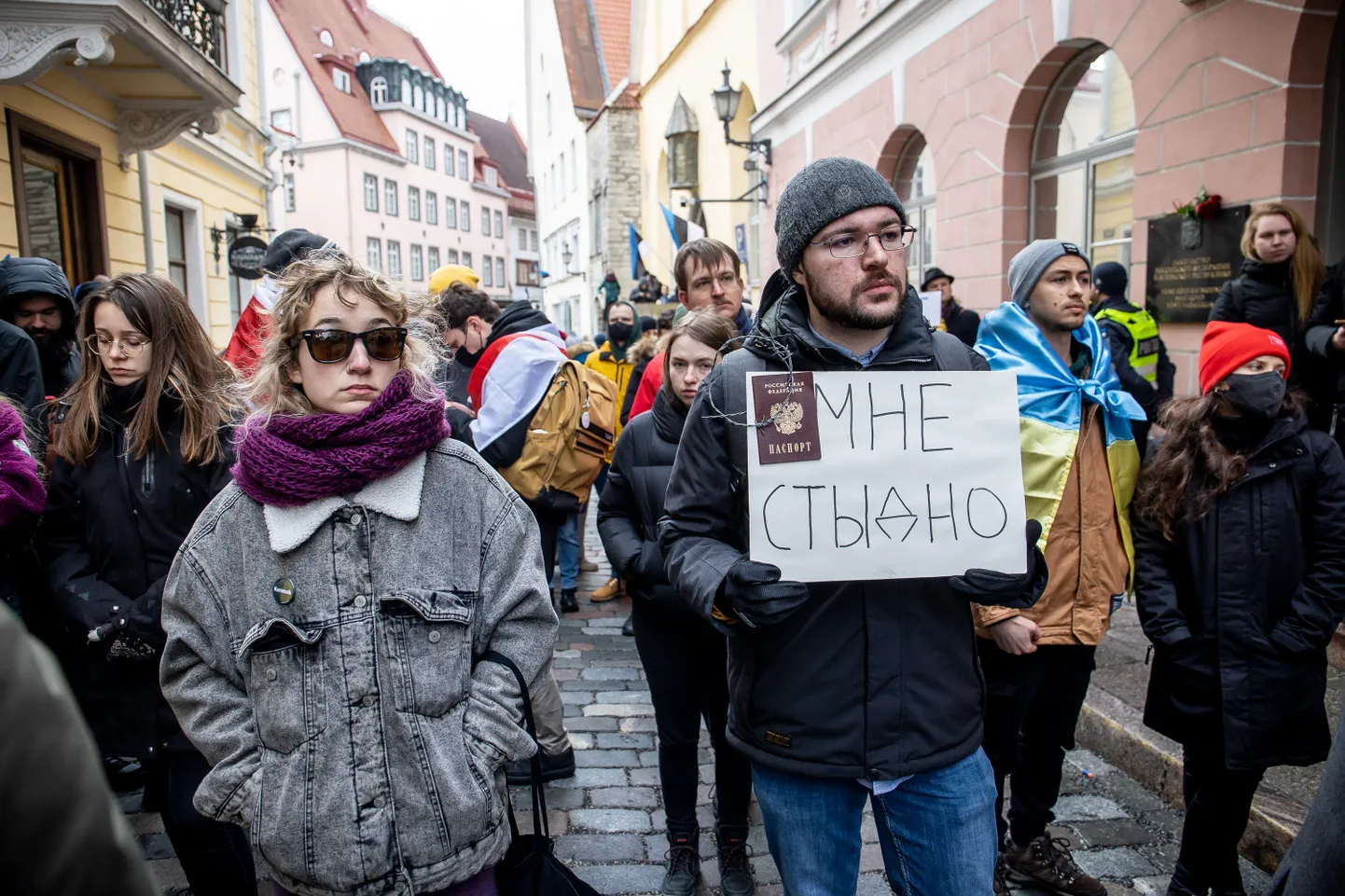 Neljapäeval oli esimene Venemaa-vastane meeleavaldus Vene saatkonna ees Tallinnas. Täna toimub pikett ka Narva Vene konsulaadi juures.