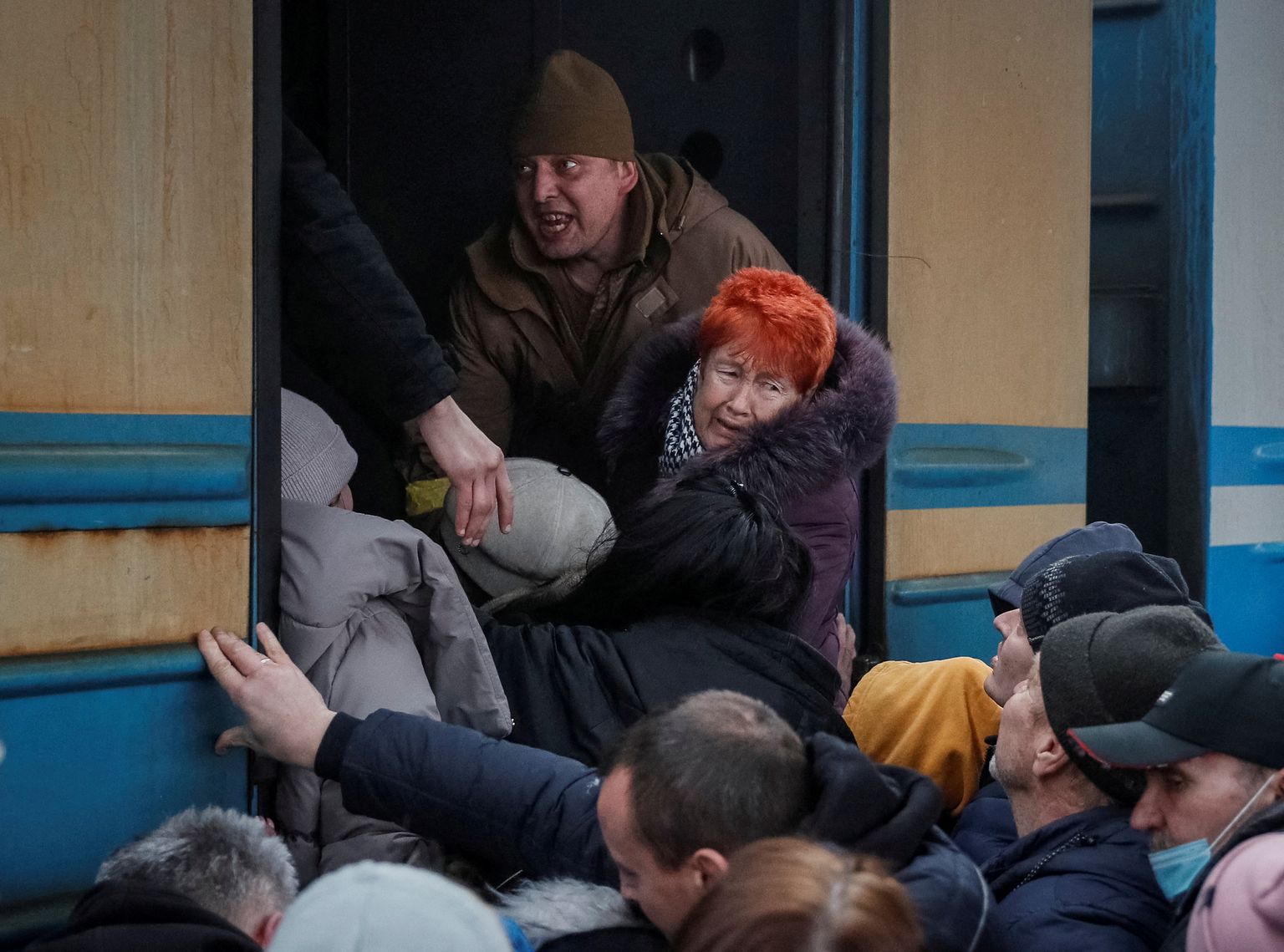 Cilvēki iekāpj evakuācijas vilcienā no Kijevas uz Ļvovu Kijevas centrālajā dzelzceļa stacijā Krievijas iebrukuma laikā Ukrainā, Kijevā, 2022. gada 4. martā.