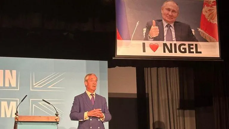 «Я ♥️ Найджела» - активисты вывесили Путина на выступлении Фараджа.