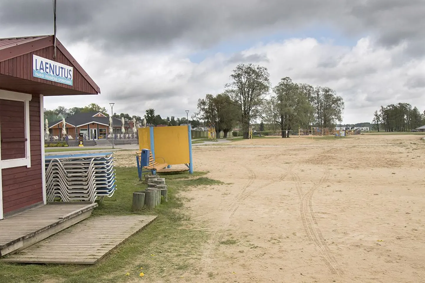 Eile pärastlõunal oli Viljandi järve rand jahedavõitu ilmale sobilikult inimtühi.