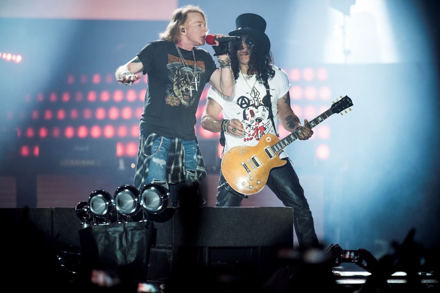 Guns N'Rosesi solist Axl Rose ja kitarrist Slash Friends Arenal Stockholmis 29. juunil.