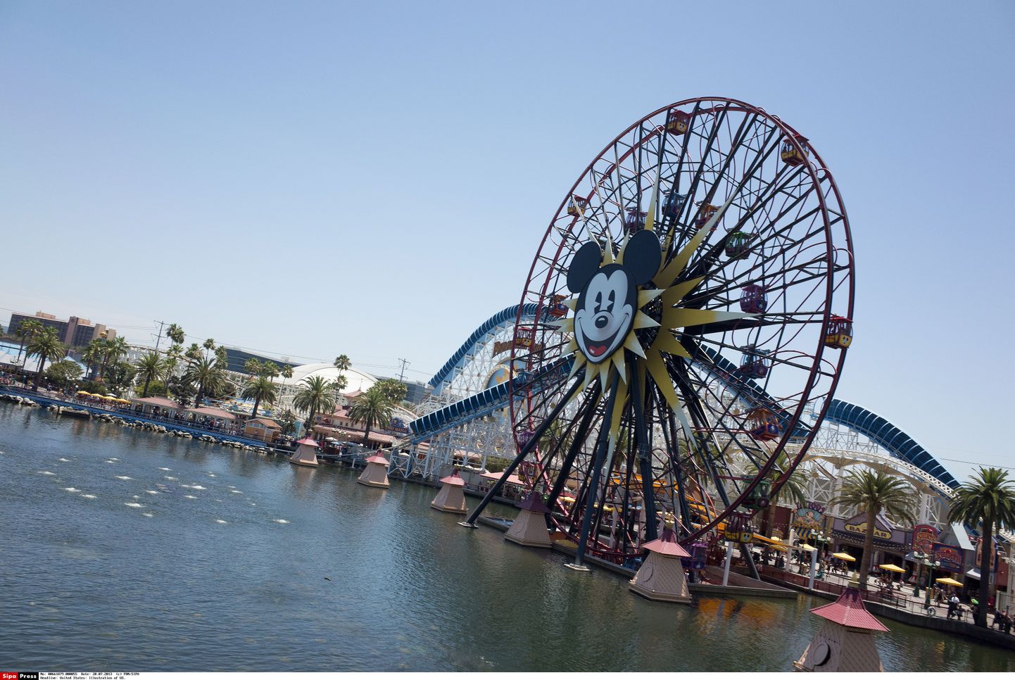 Anaheimis (California) asuv meelelahutuskeskus Disneyland.