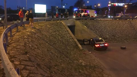 Fotod ja video: Tallinnas Veerenni tänaval põrkasid kokku kaks autot, üks sõiduk paiskus üle teepiirde 