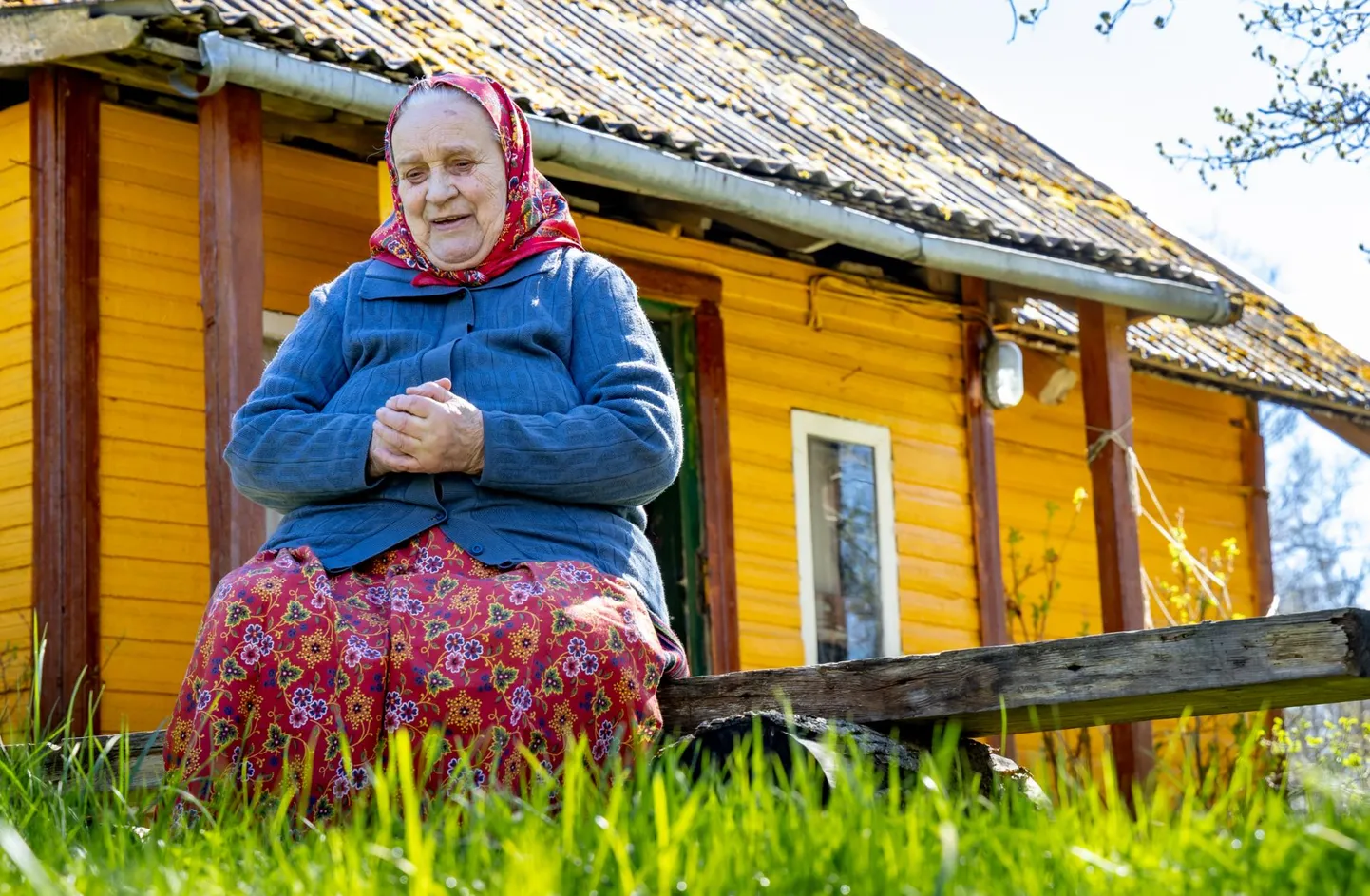 "Ärmä on mul mehe järgi talu ja Mõnu on mul vanemate järgi," ütleb Kihnu tuntuim käsitöömeister ja pärimuse kandja Rosaali Karjam, keda kord ühe, kord teise talu järgi kutsutakse.