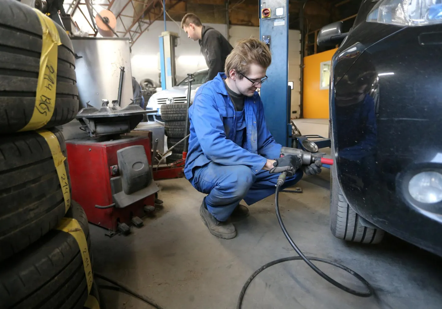 Rehvitöökoja Kummibox töötajal Sander Kirsil pole praegu suurt hingetõmbeaega. Töökojas olid eile kõik rehvivahetusajad kuni järgmise nädala teisipäevani broneeritud.