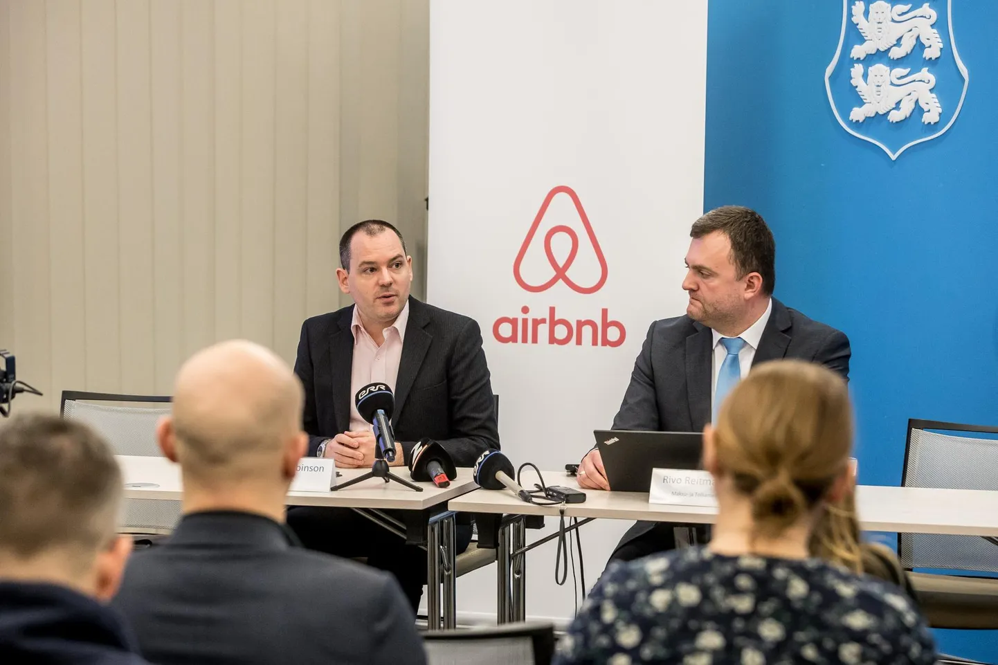 Maksu- ja tolliameti (MTA) ja Air­bnb vahelisele leppele kirjutasid alla MTA peadirektori asetäitja Rivo Reitmann (paremal) ja Airbnb avaliku poliitika juht Patrick Robinson. MTAst kinnitati, et nendeni jõuavad andmed Airbnb kaudu korteri välja­üürimise tulu kohta vaid juhul, kui inimene on selleks nõusoleku andnud.
