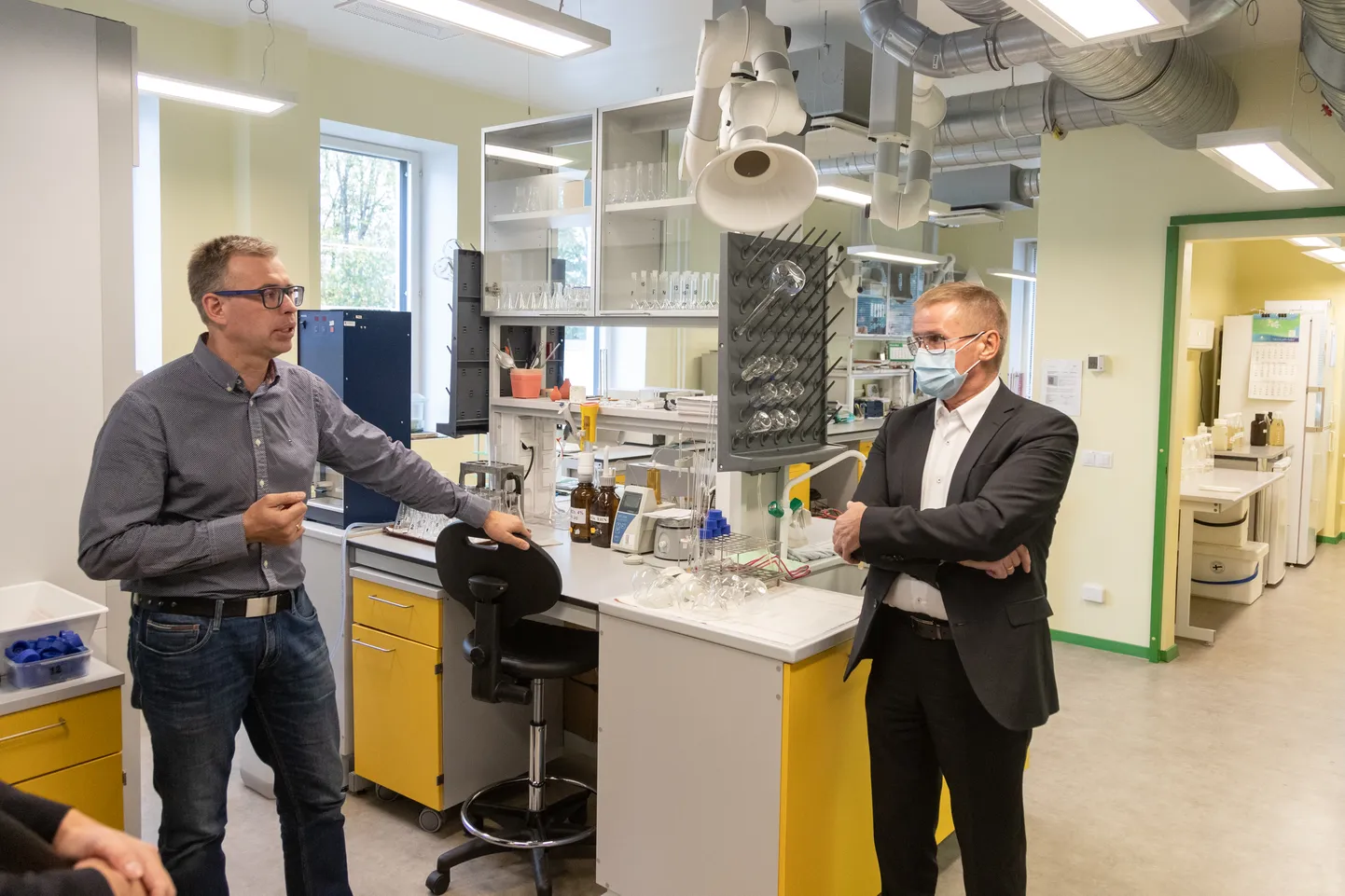 Keskkonnauuringute keskus on üks seitsmest asutusest, mis tegutses Jõhvis keskkonnamajas, mis nüüdsest kannab riigimaja nime. Keskuse Virumaa osakonna juhataja Allar Aron näitab riigihalduse ministrile Jaak Aabile tööruume.