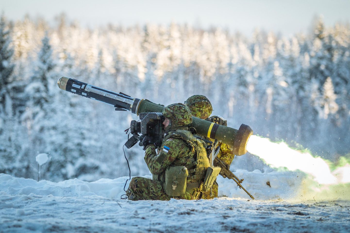 Pildil harjutavad Javelini raketikompleksist laskmist Eesti kaitseväelased.