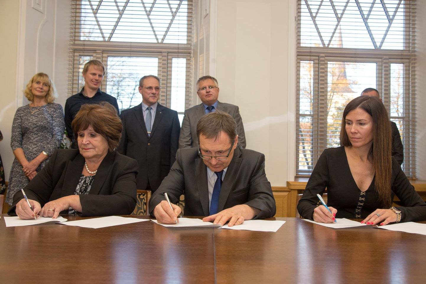 2017. aasta 23. oktoobril allkirjastasid Kersti Sarapuu (vasakult), Mihhail Feštšin ja Siret Pihelgas Paide linna juhtimiseks koaltsioonilepingu, mis muutus ajalooks 17. septembril, kui partnerid vahetasid Keskerakonna Reformierakonna vastu.