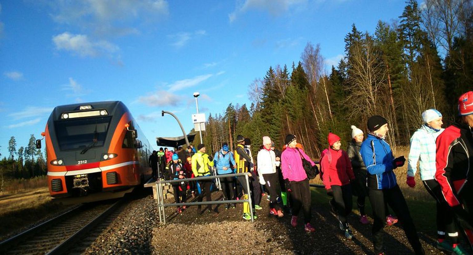 Eelmisel aastal sõitsid osalejad Taevaskoja raudteepeatusse, kust alustati sportlikku matka Tartu suunas.