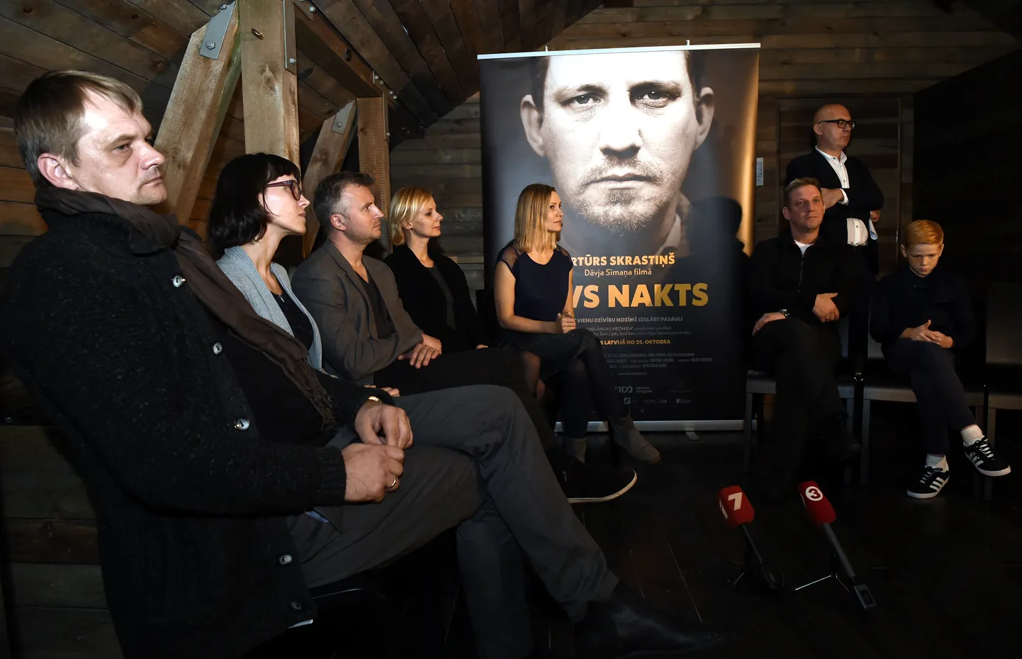 Filmas operators Andrejs Rudzāts (no kreisās), producente Antra Gaile, filmas režisors Dāvis Sīmanis, Simtgades filmu koordinatore Zane Peneze, Žaņa sievu Johannu atveido Ilze Blauberga, Žaņa Lipkes lomas atveidotājs Artūrs Skrastiņš, Zigfrīda lomas atveidotājs Matīss Kipļuks un filmas producents, "Mistrus Media" Gints Grūbe (stāv) piedalās preses konferencē Žaņa Lipkes memoriālā, kurā informē par filmu "Tēvs nakts".