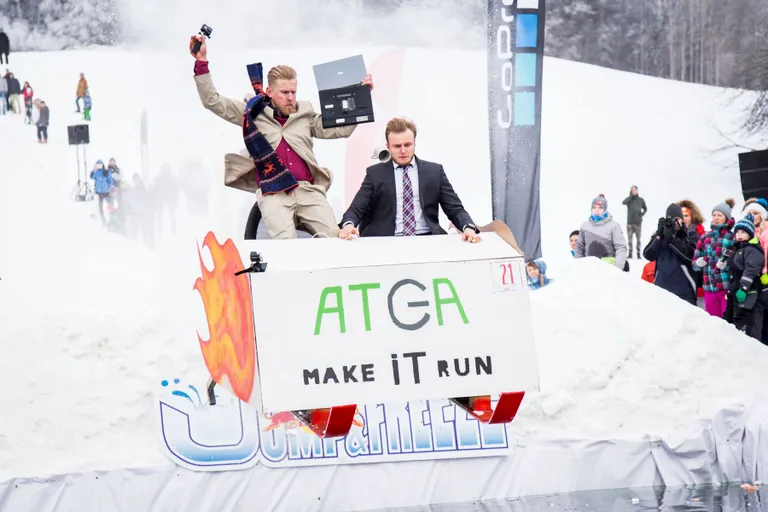 Ise tehtud lennumasinate võistlus Red Bull Jump & Freeze