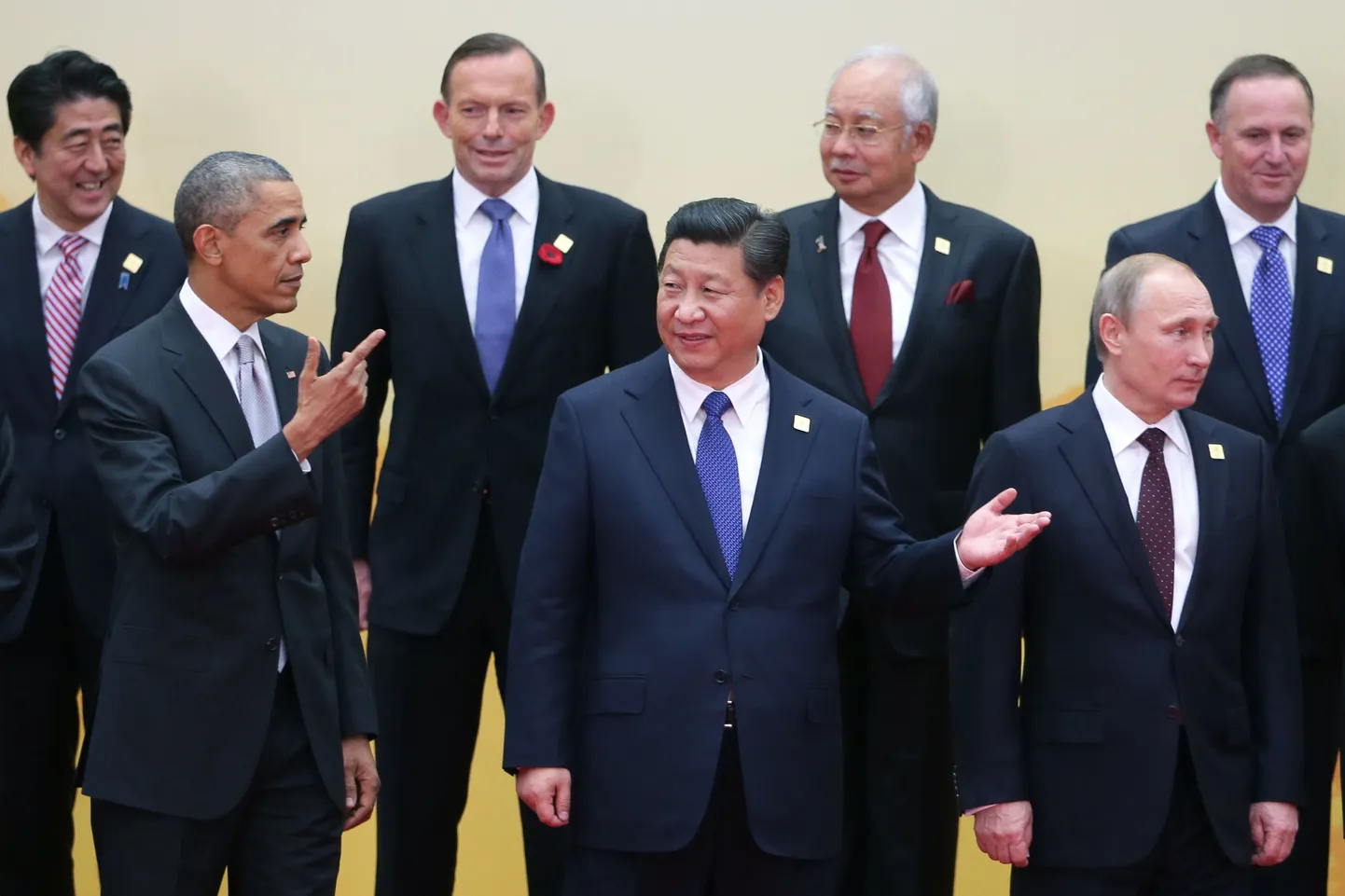Pekingis tehtud APECi grupipildi esireas (vasakult) USA president Barack Obama, Hiina riigipea  Xi Jinping ja Vene president Vladimir Putin.