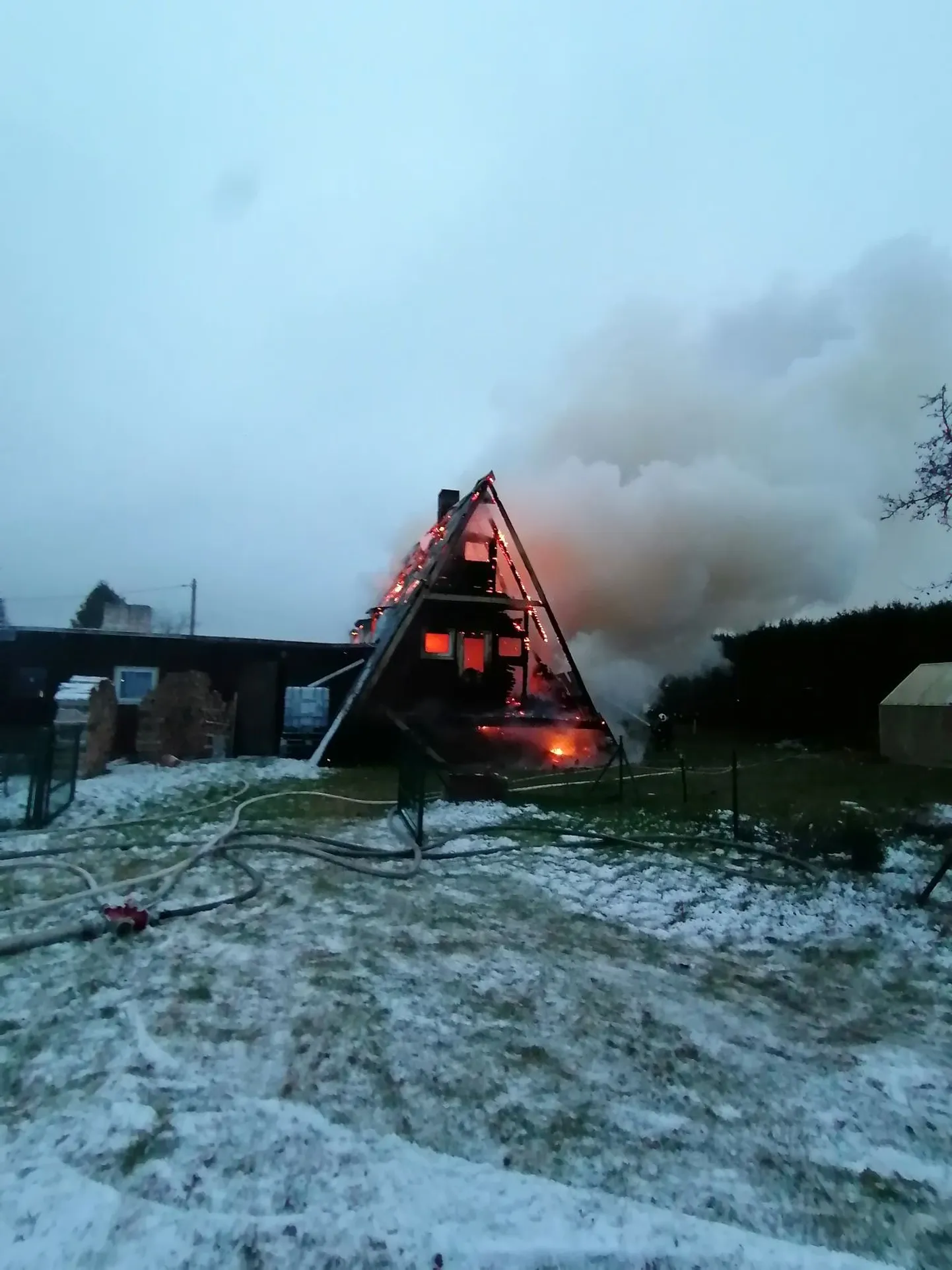 Nõo vallas hävis tulekahjus suvila katus ja sisustus.