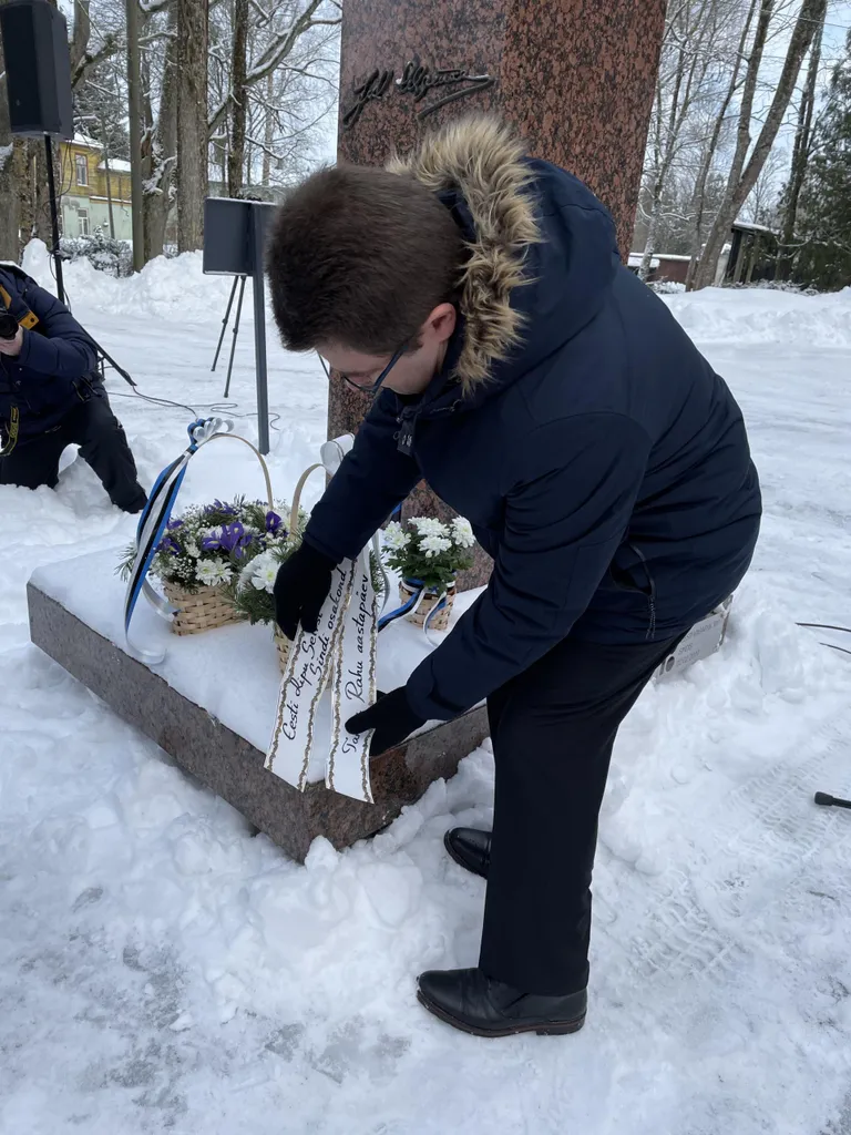 Eesti lipuseltsi Sindi osakonna poolt pani Julius Seljamaa mälestussamba juurde lillekorvi riigikogulane Marko Šorin.