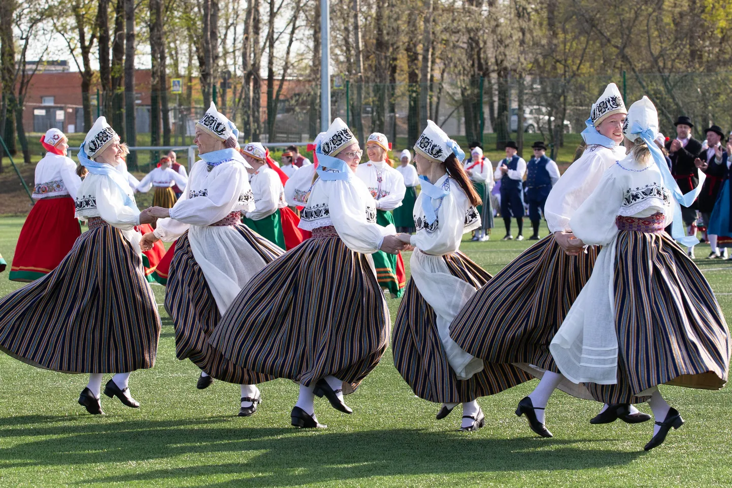 Kahe aasta eest peeti Kohtla-Järve staadionil Ida-Virumaa tantsupidu. Tänavu võõrustas kogu Virumaa tantsupidu Jõhvi Heino Lipu staadion.