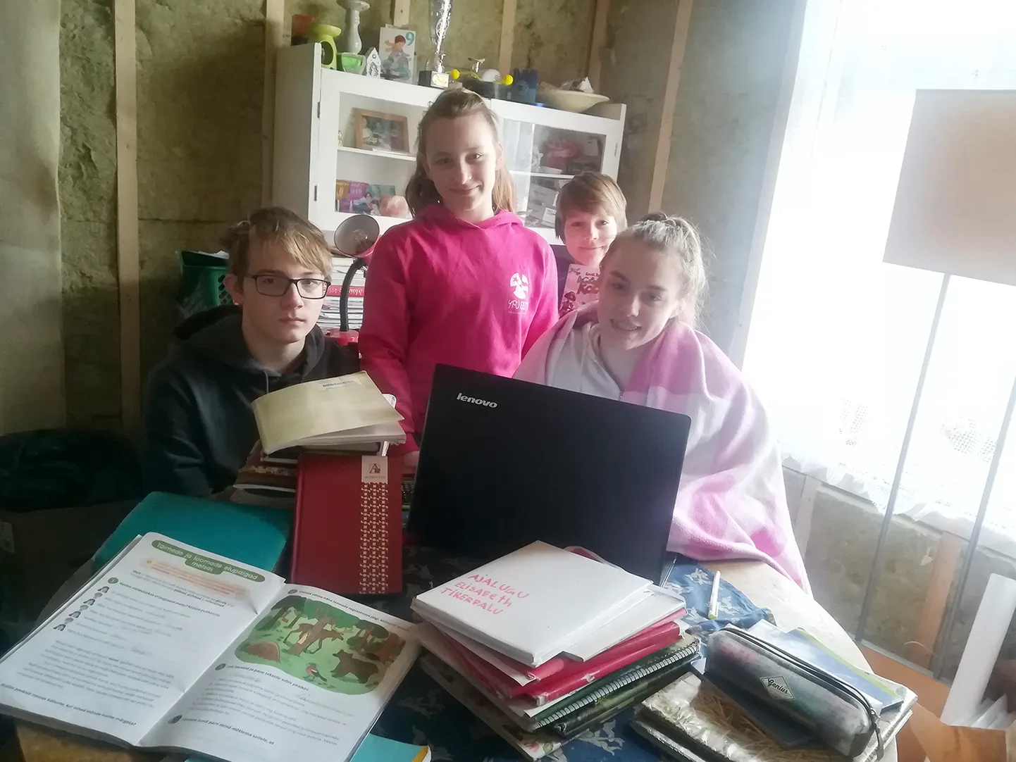 Koeru keskkoolis õppivad Taavet (13), Elisabeth (12), Jakob (9) ja Audentese spordigümnaasiumis õppiv Abigail (15) on tänulikud projekti algatajatele ja inimesele kelle laenatud arvutiga said eriolukorra jal nende koolitööd kodus tehtud.