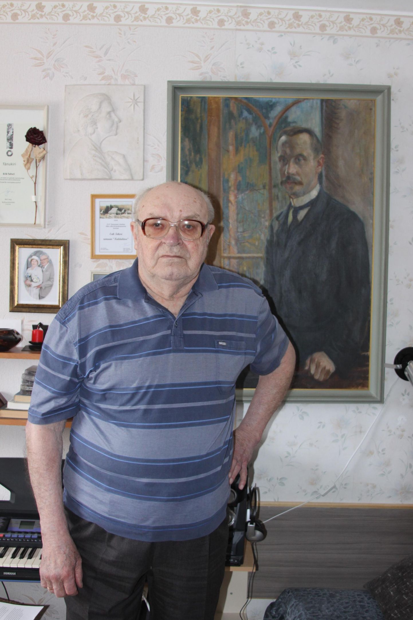 Kirjanik Erik Tohvri oma vanaisa 1908. aastast pärineva portreega 2018. aasta kevadel oma Keila korteri kirjutamiskambris.