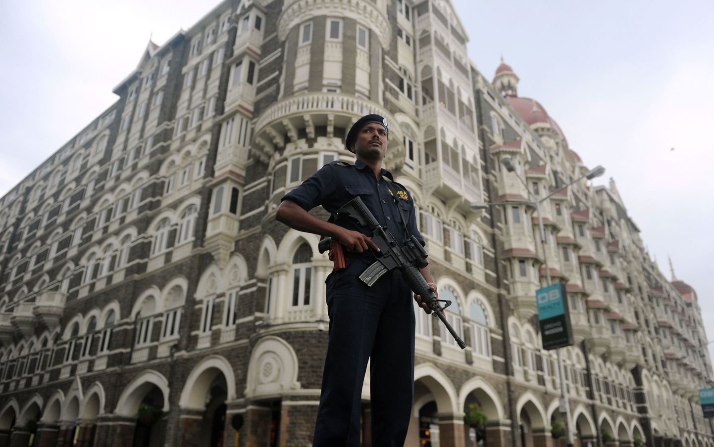 India politseinik Mumbai Taj Mahali hotelli ees, mida 26. novembril 2008 ründasid relvastatud mässulised.