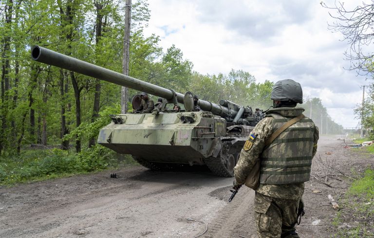 Ukraina 203 mm liikursuurtükk 2S7 Pion lahingutegevuses Harkivi piirkonnas.
