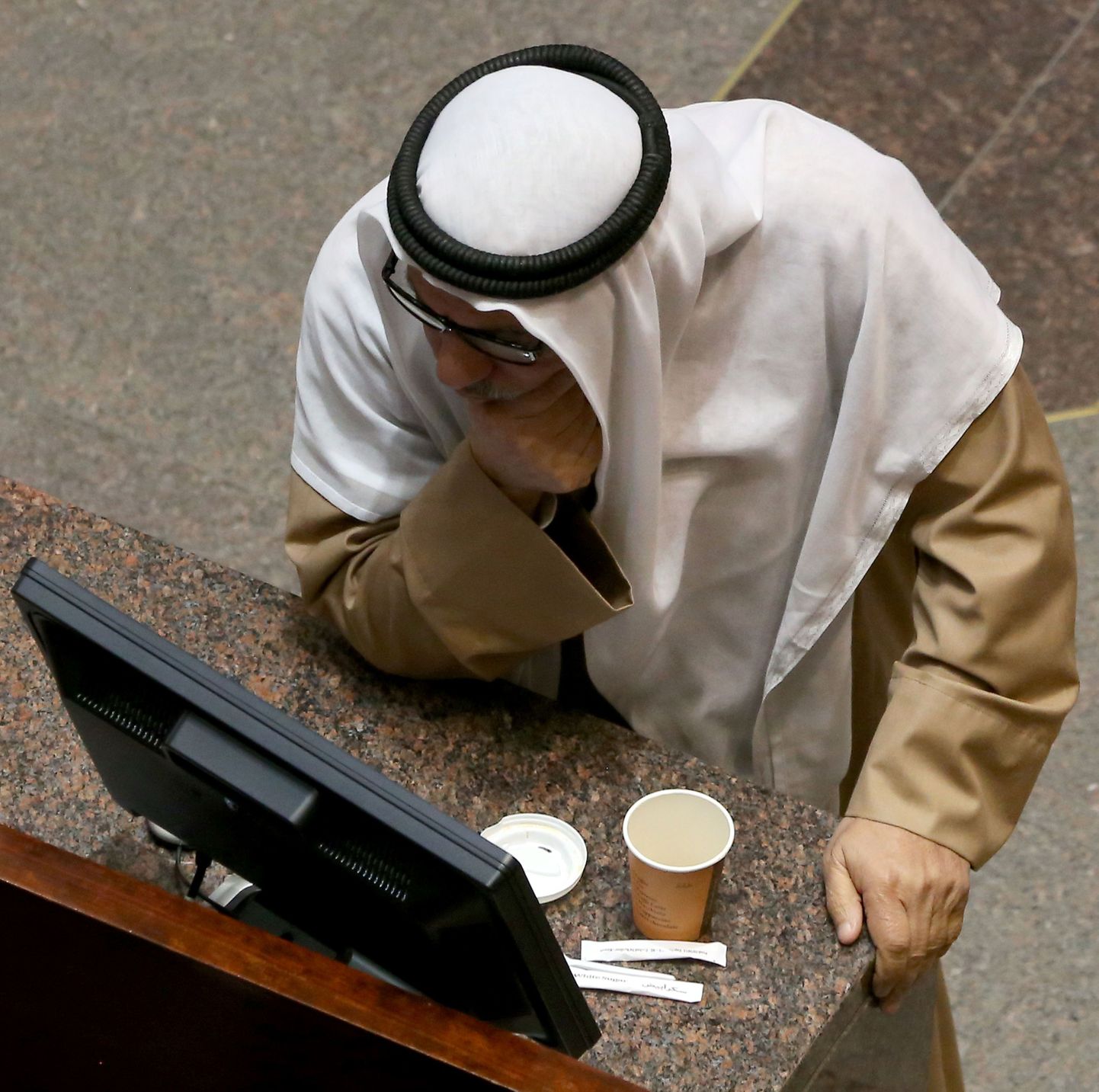 Investor Kuveidi börsil aktsiahindu jälgimas.