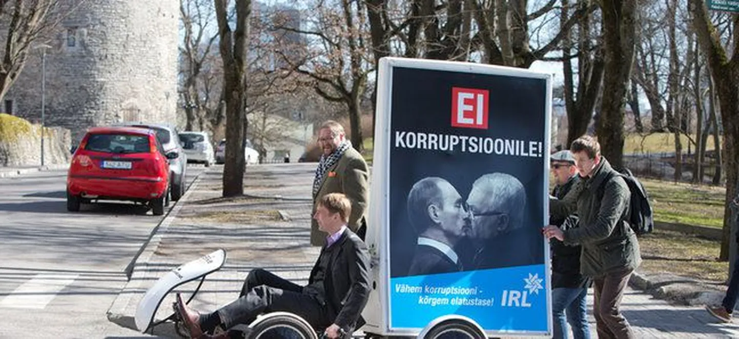 Кандидаты на Евровыборах от IRL Ээрик-Нийлес Кросс и Анвар Самост с плакатом.