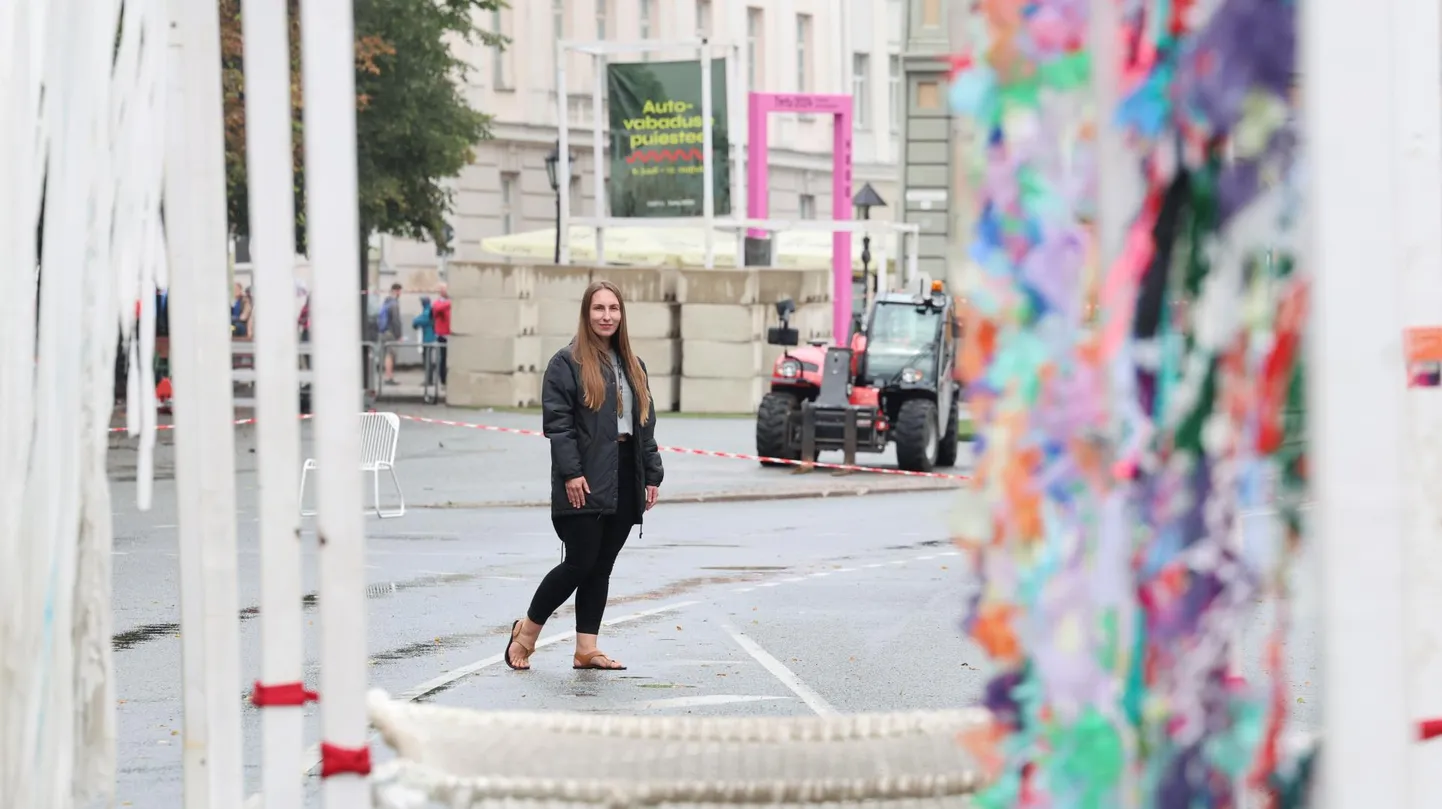 Tartu 2024 ligipääsetavuse spetsialisti Lee Saarseni mõtted on laupäeva õhtul autovabaduse puiesteel toimuval suvepeol, mille jaoks kerkib Emajõe kaldale eraldiseisev invatribüün ning välja tuleb mõelda teisigi lahendusi, et kontsertetendus erivajadusega külalistele paremini kättesaadavaks teha.