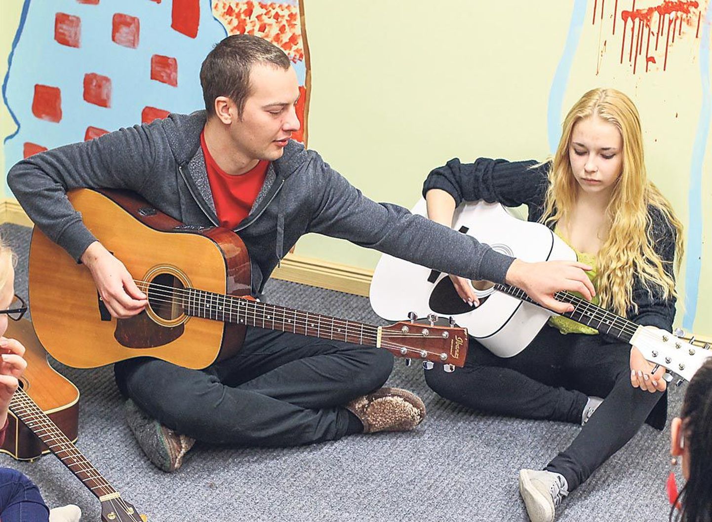 Ott Rõngas õpetab loovmuusikaringis nii pillimängu kui laulude loomist.