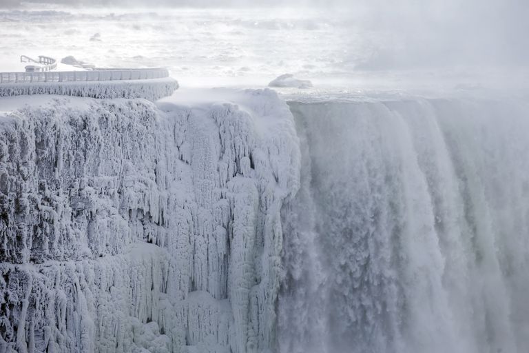 Niagara juga muutus osaliselt jääskulptuuriks