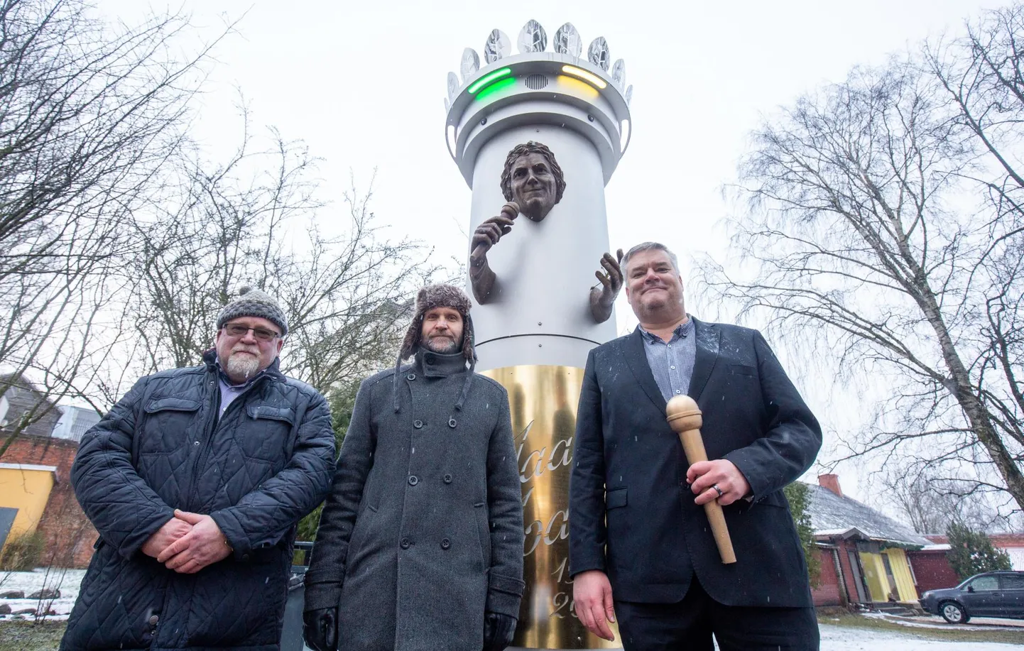 31. detsembril 2020 avati Viljandis Posti pargis Jaak Joala mälestussammas ja kingiti Viljandi linnale. Pildil on skulptor Mati Karmin, toonane Viljandi linnavolikogu esimees Helir-Valdor Seeder ja toonane Viljandi linnavolikogu liige Harri Juhani Aaltonen.