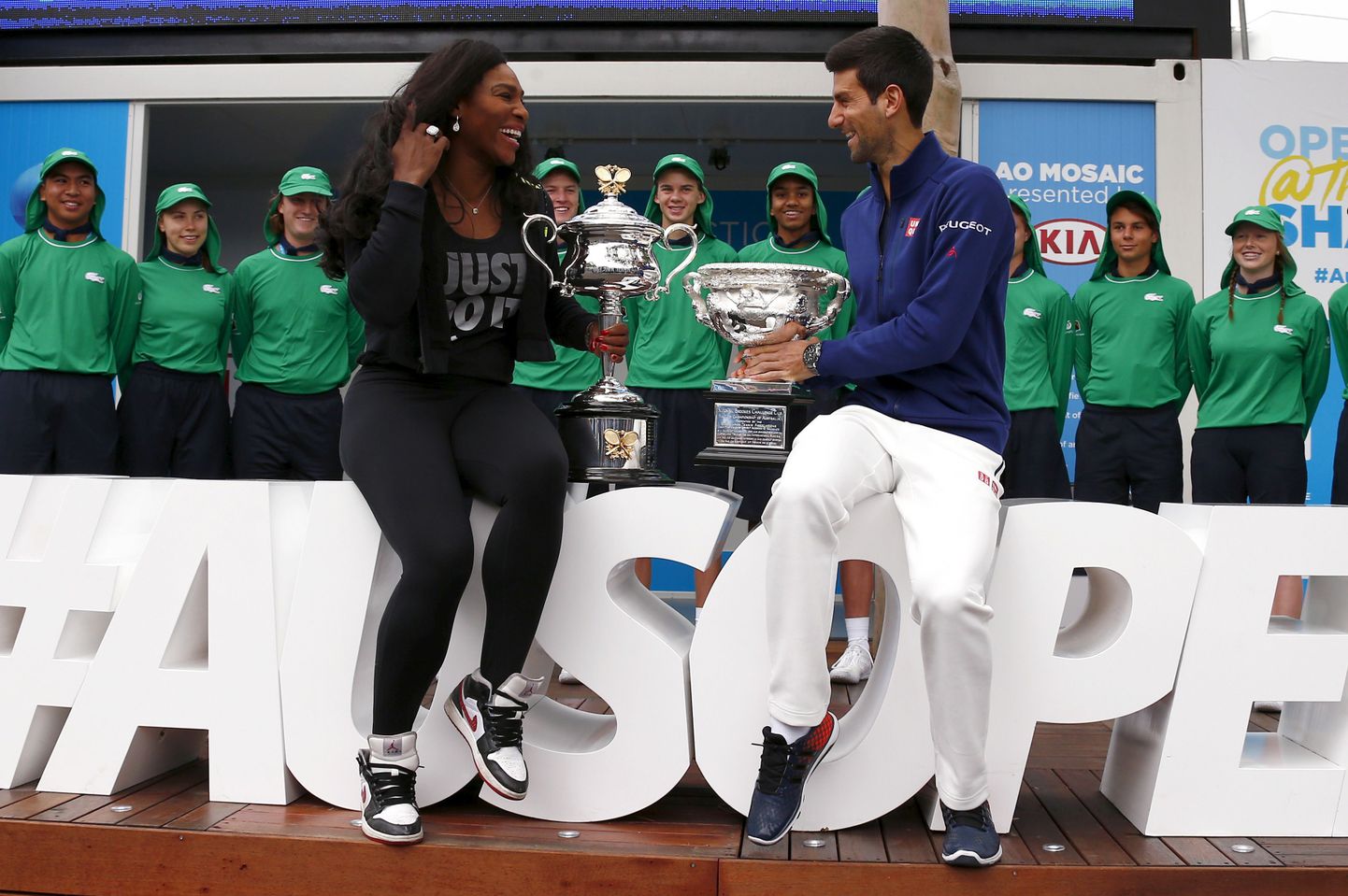 Austraalia lahtiste tiitlikaitsjad Novak Djokovic ja Serena Williams poseerisid põhiturniiri paaride loosimisel eelmise aasta karikatega.