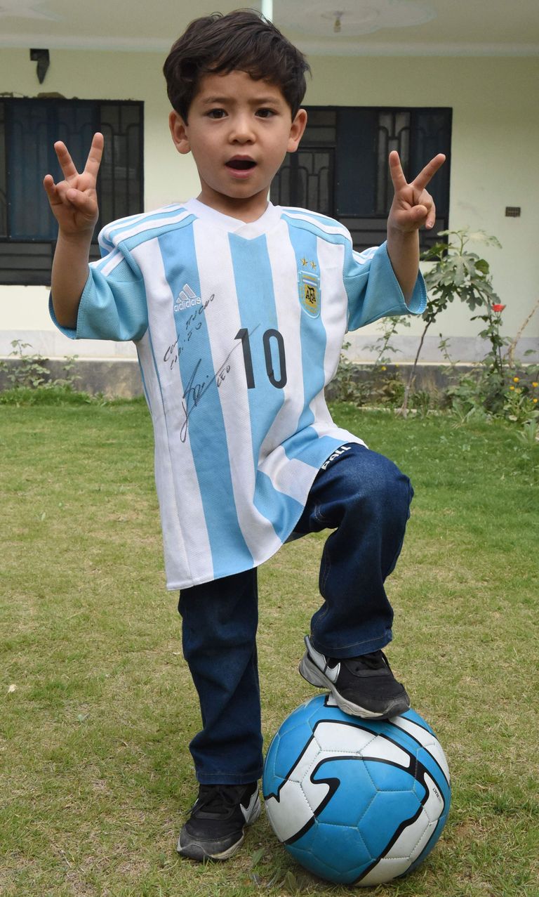 Murtaza Ahmadi viieaastasena Lionel Messi kingitud särgis