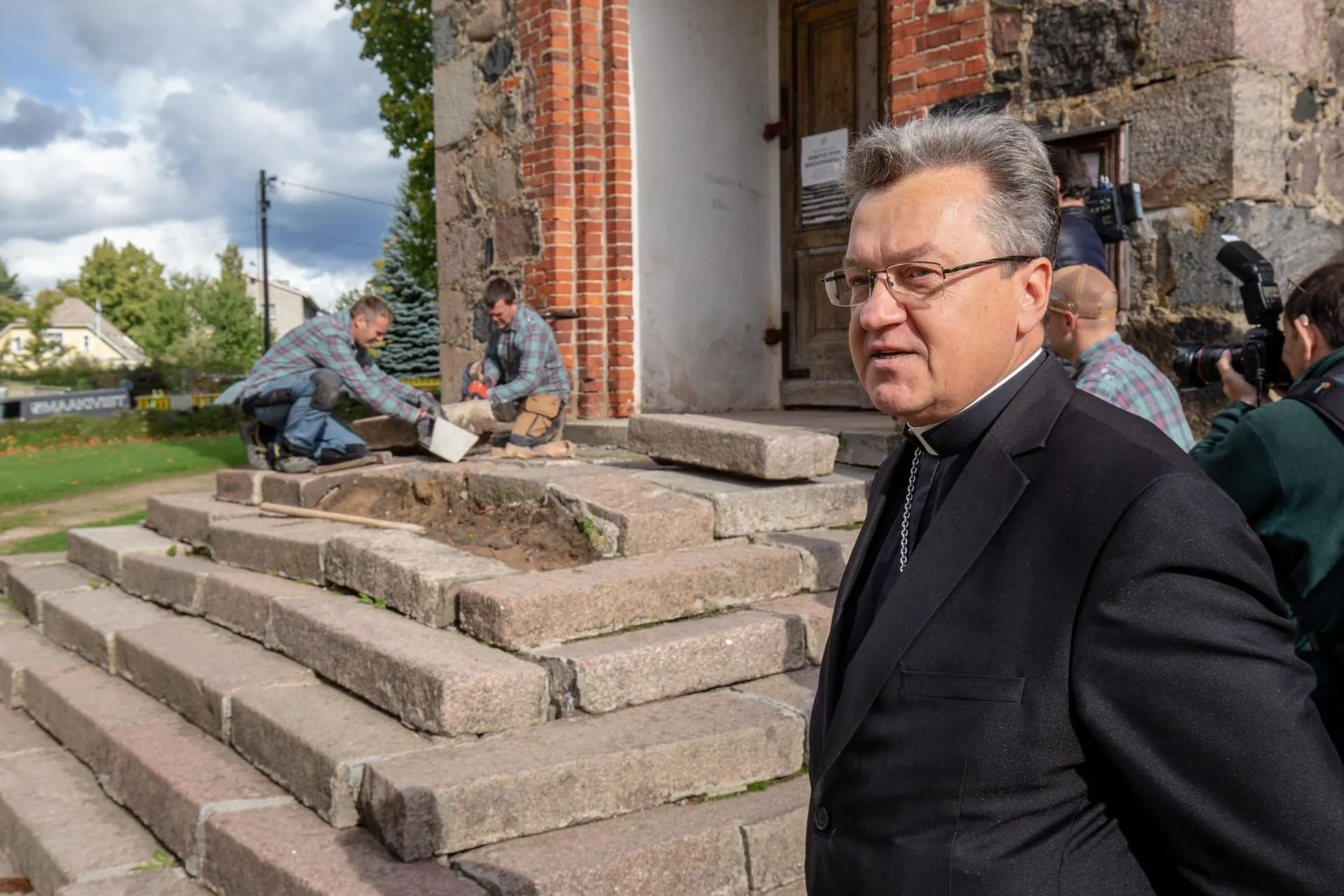 Hiljuti alustasid töömehed Viljandi Pauluse kiriku peatrepi renoveerimist. Valitsuselt saadud 100 000 eurot läheb koguduse vaimuliku Allan Praatsi (esiplaanil) kinnitusel pühakoja teise otsa ehk katusesse.