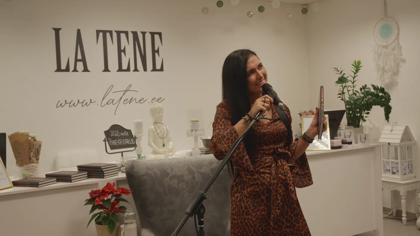 Tene Laul «Ajarännak 2023» raamatuesitlusel LA TENE poes, Tartu mnt 50A. 30.12.2022.