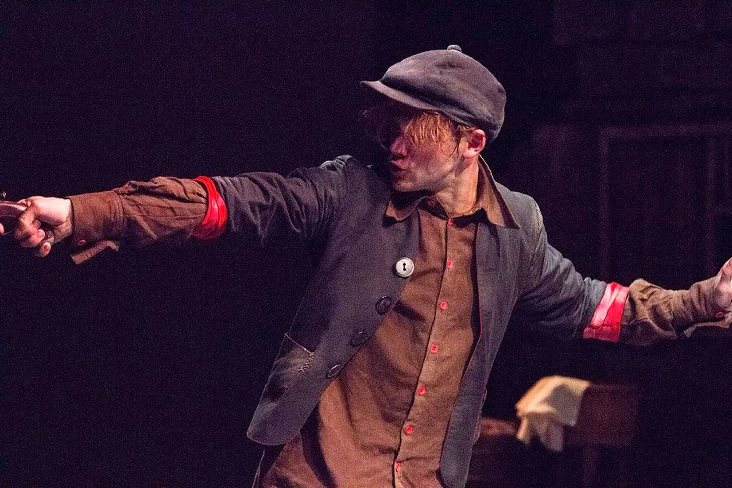 Mart Müürisepp nimiosalisena nukuteatri uuslavastuses «Väike Gavroche».
