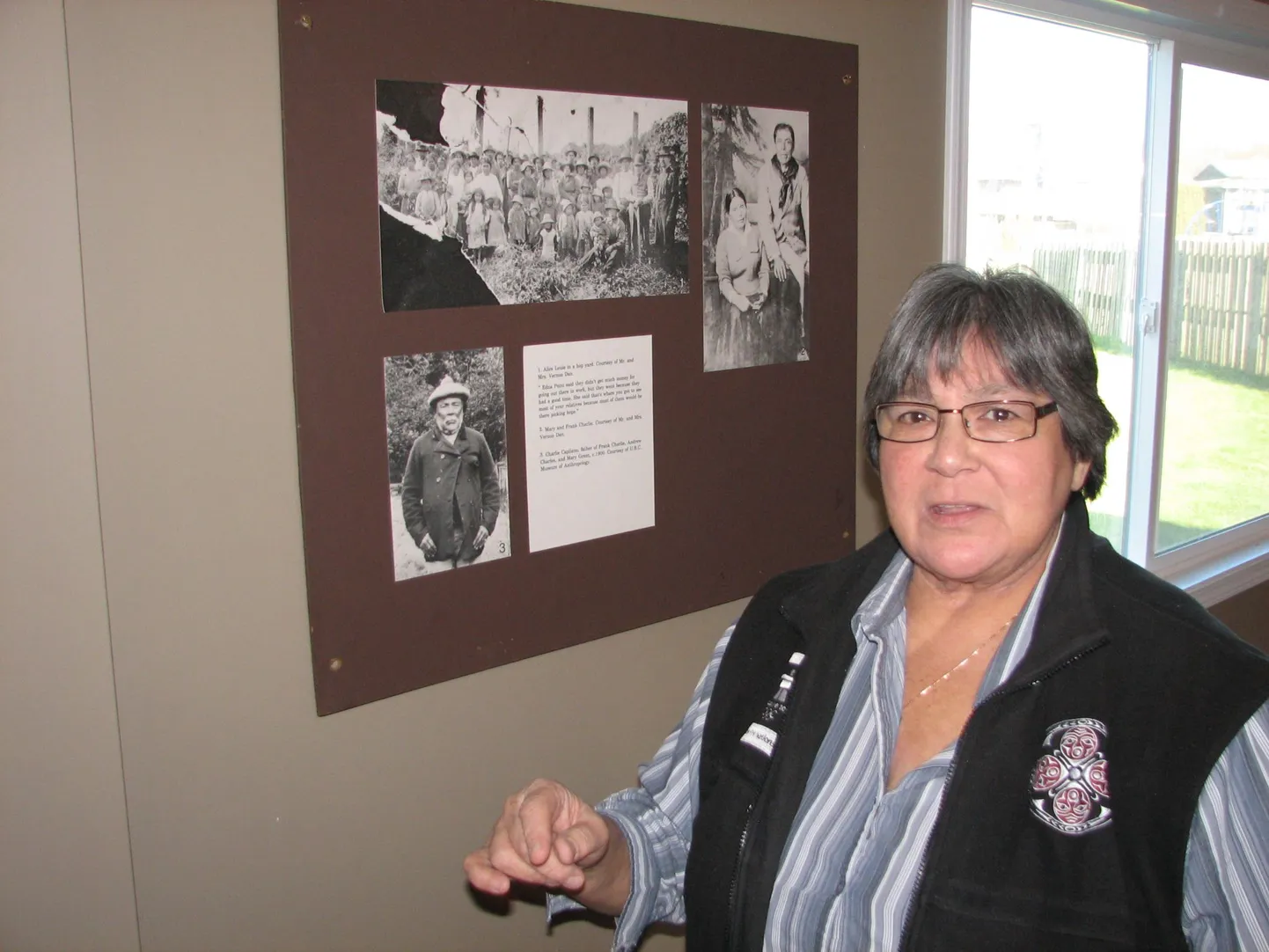 Musque hõimu kommuuni tegevjuht Leona M. Sparrow, indiaaninimega Celisia selgitas külalistele, et Kanada põliselanikud elavad ühe jalaga vanas, teisega uues ajas.
