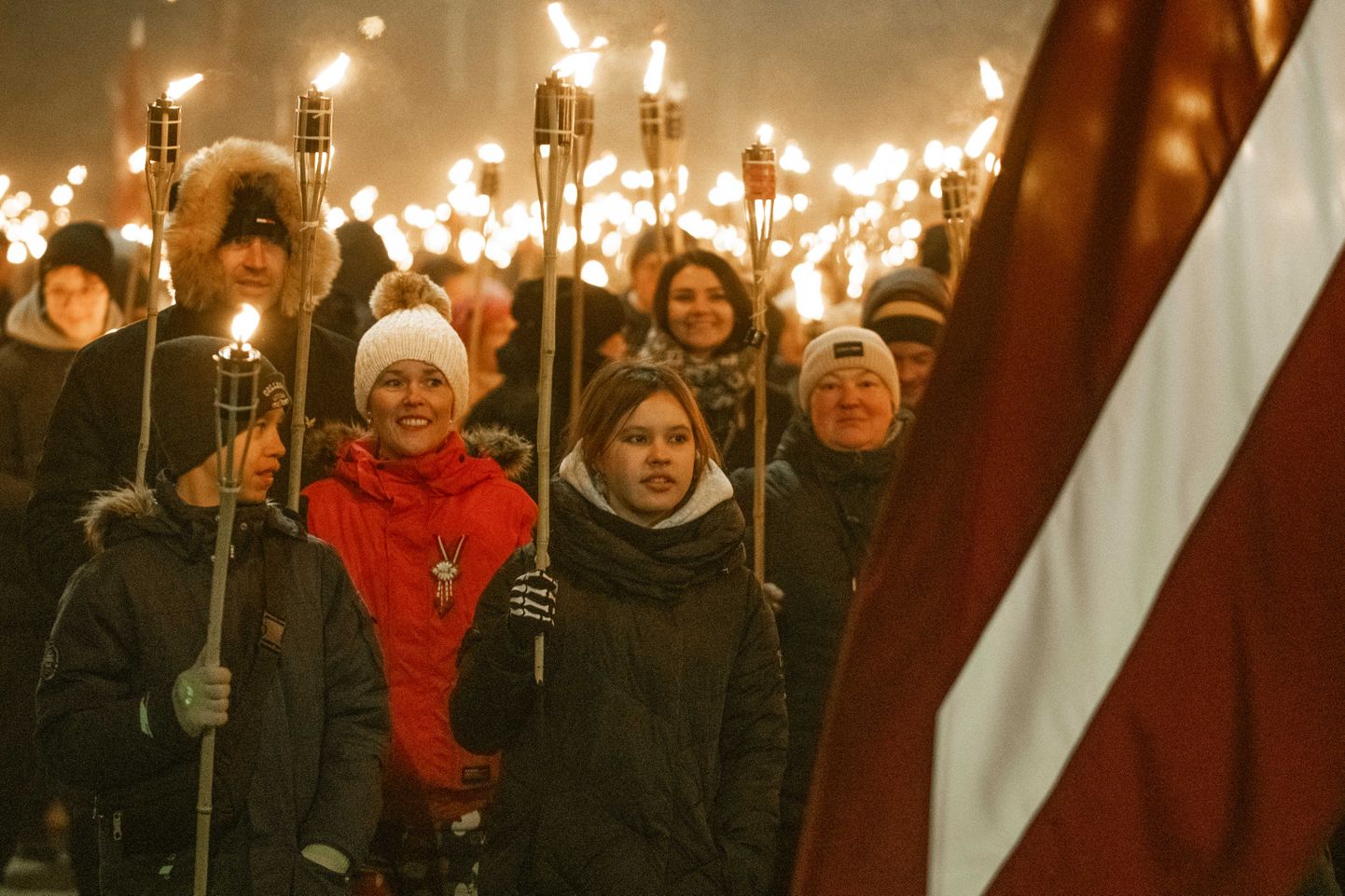 18. novembra lāpu gājienā Rīgā devušies vairāki tūkstoši cilvēku