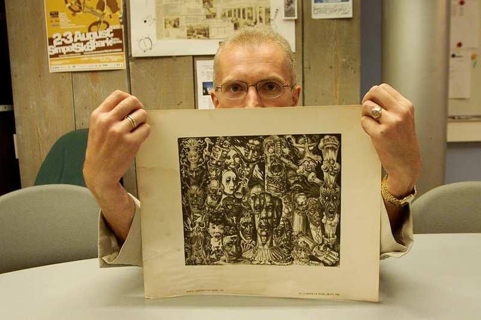 Ajakirjanik Vallo Nuust näitab Eduard Wiiralt 
gravüüri «Põrgu»
