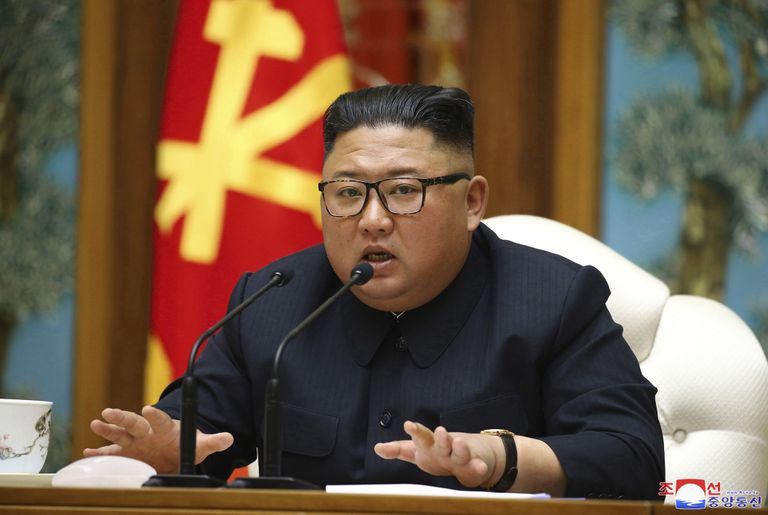 Põhja-Korea meedia poolt 12. aprillil avaldatud foto Kim Jong-unist, kes on sellel väidetavalt 11. aprillil Põhja-Korea tööpartei poliitbüroo nõupidamisel