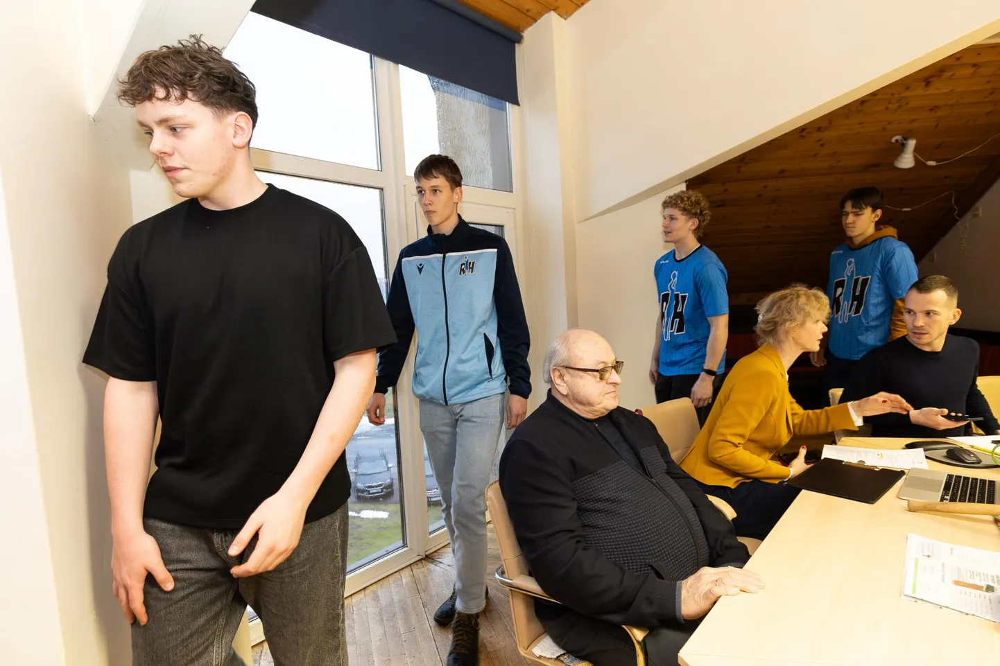 Volikogu istungile tulid ka Reinar Halliku korvpallikooli mängijad, keda nüüd ootab ilmselt ees suur elumuutus, kuna Vinni vallaga koostöö katkes.