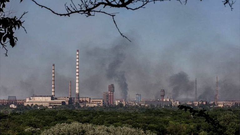 Дым над заводом "Азот" в Северодонецке, 10 июня 2022 года