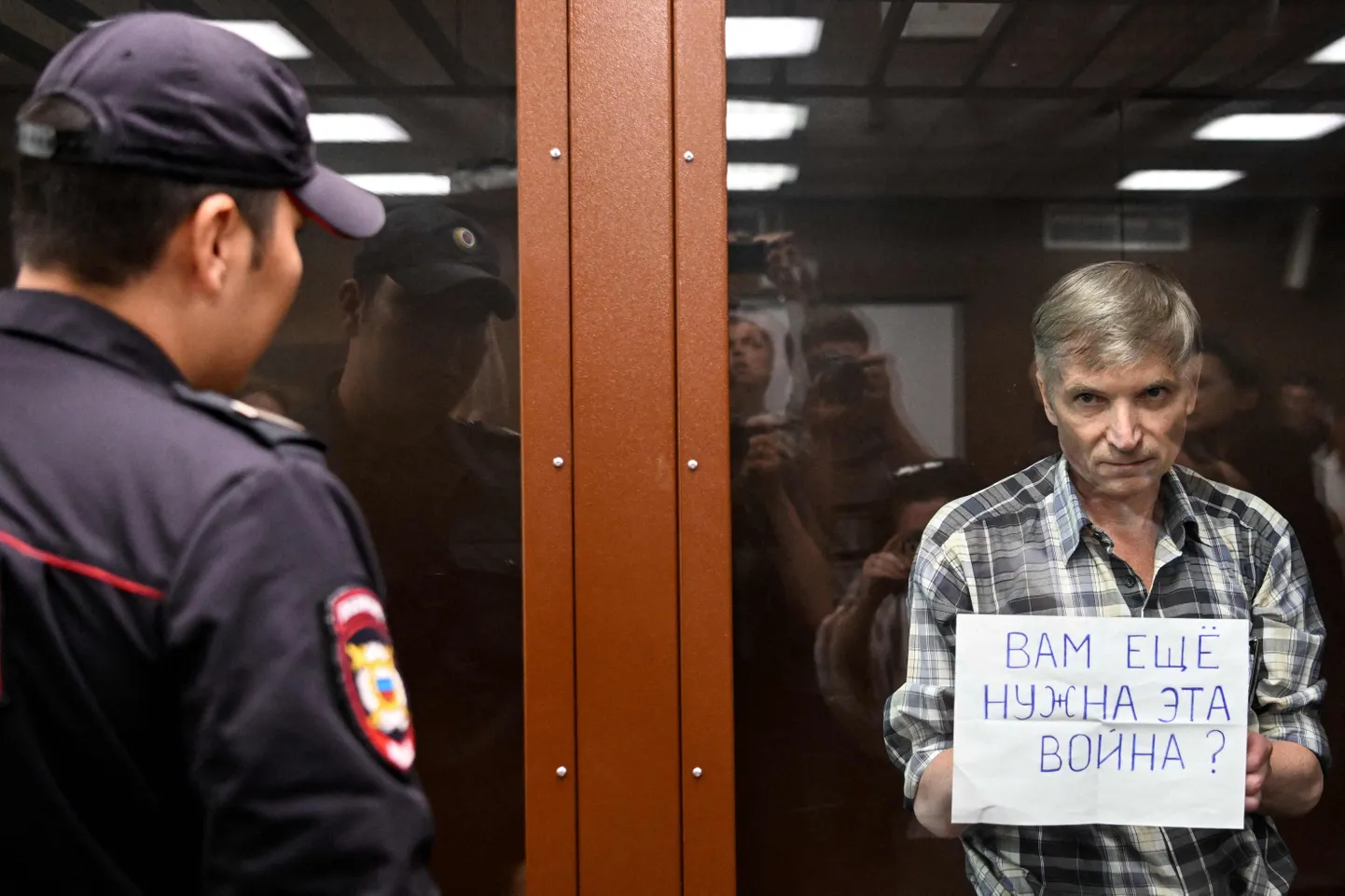 Муниципальный депутат из Москвы, один из героев выставки "Лица Российского Сопротивления" Алексей Горинов во время суда в июне 2022 года держит в руках плакат "Вам еще нужна эта война?". В июле того же года Горинов был приговорен к семи годами лишения свободы за то, что во время обсуждения бюджета своего муниципалитета выступил против выделения денег на мероприятия связанные с празднованием годовщины победы в войне с нацистской Германией, потому что "все усилия гражданского общества должны быть направлены только на то, чтобы остановить войну и вывести войска России с территории Украины". В суде Горинов неоднократно заявлял о преступности развязанной Путиным войны. Мужчина стал первым, кто был приговорен к реальному лишению свободы по новой уголовной статье РФ "распространение заведомо ложной информации о действиях Вооруженных сил РФ".