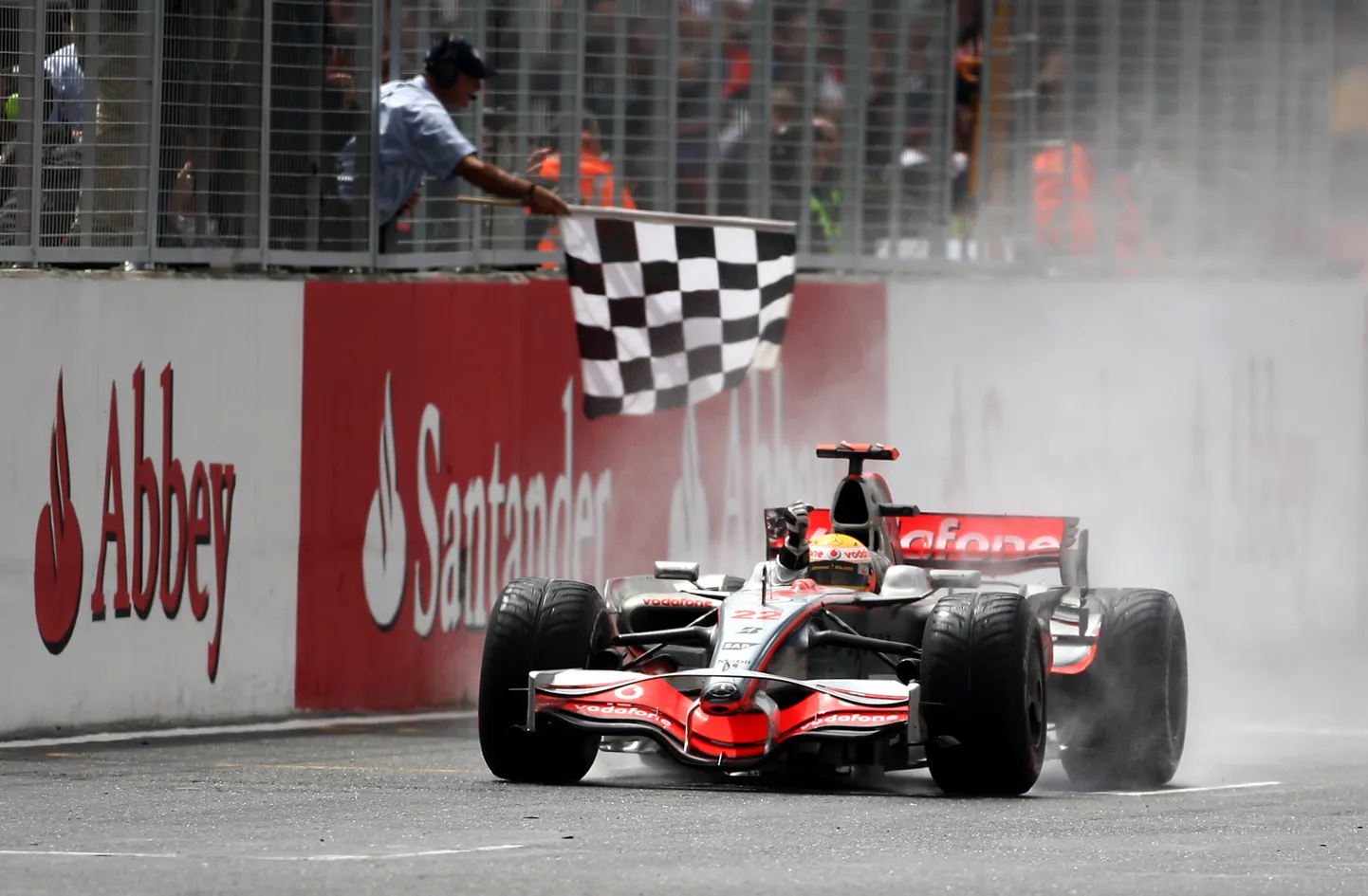 Hamilton Silverstone'i peasirgel aastal 2008.