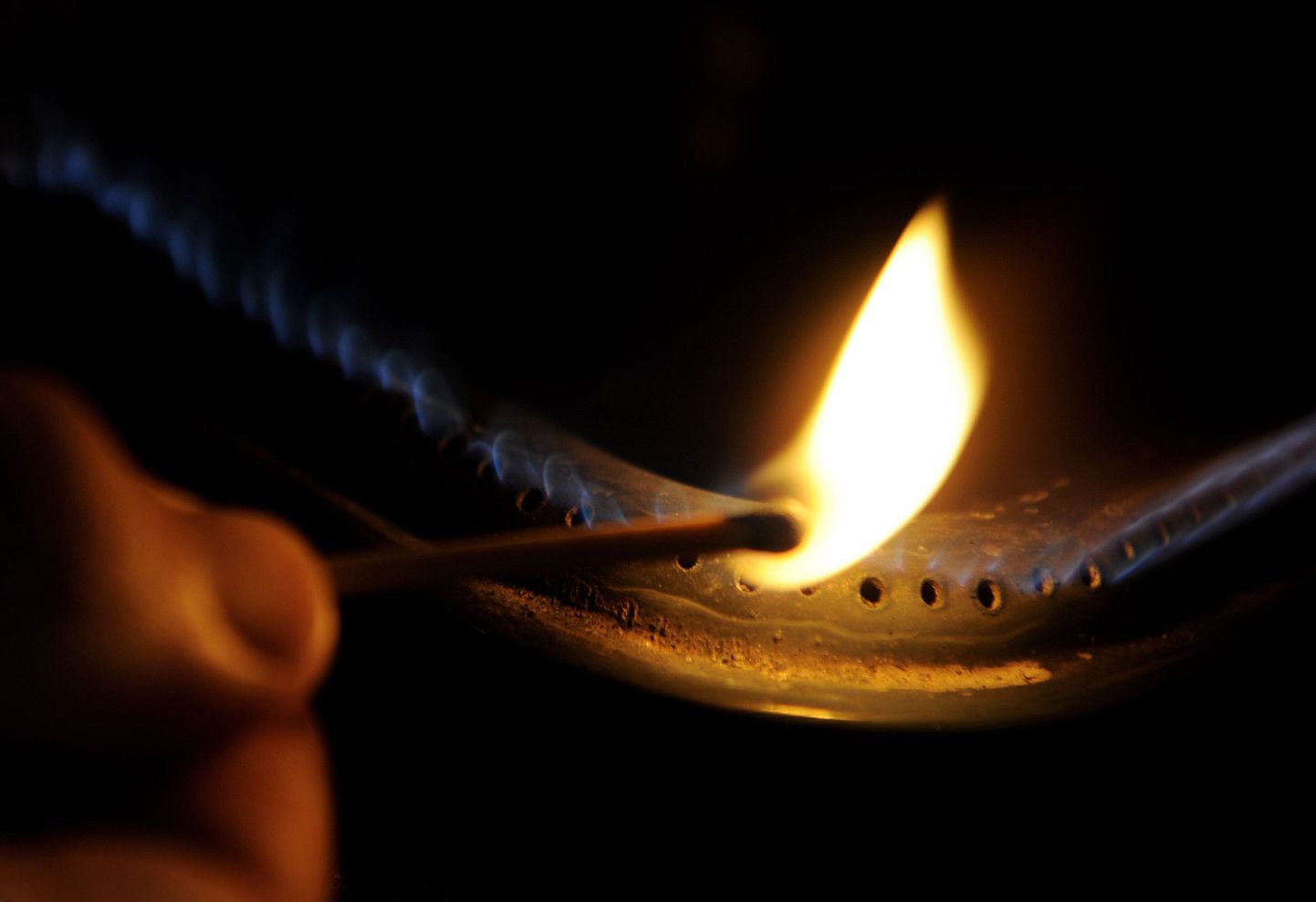 К отравлению угарным газом может привести неправильно отрегулированная газовая плита.