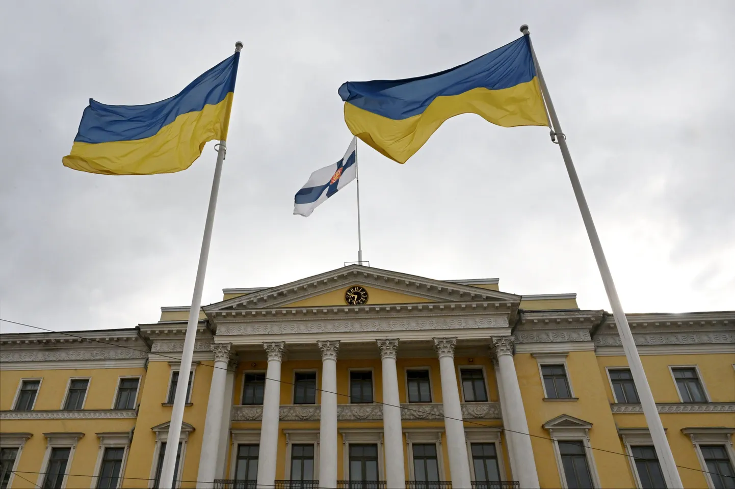 Soome ja Ukriana lipud Sooma valitsushoone ees lehvimas Ukraina iseseisvuspäeva auks 24. augustil 2024. aastal.