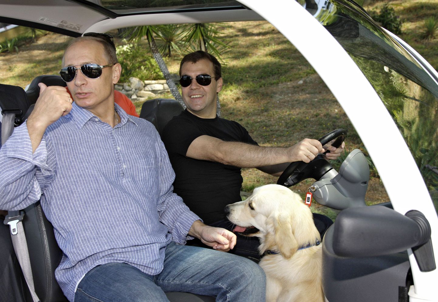 Venemaa president Vladimir Putin ja peaminister Dmitri Medvedev.  Nende juures on Medvedevi koer