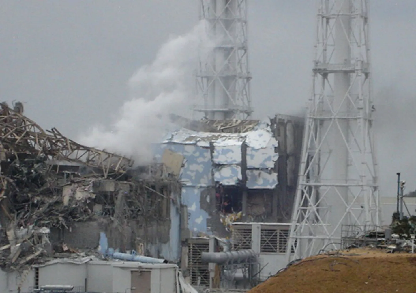 Fukushima esimese tuumajaama kahjustused. Vasakul 3. reaktor ning keskel 4. reaktor.