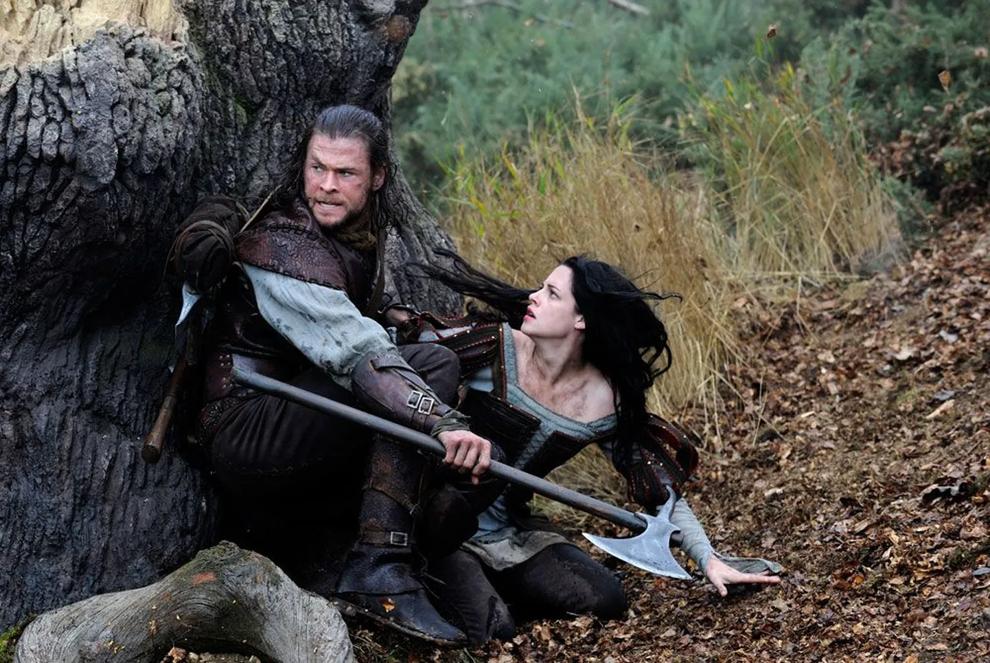 Küti rolli kehastav Chris Hemsworth ja Lumivalgekest mängiv Kristen Stewart filmis «Lumivalgeke ja kütt».