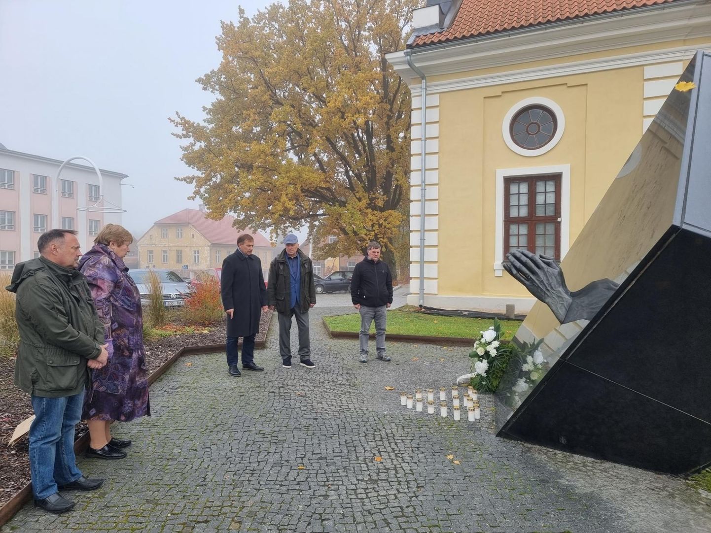Võru linnavolikogu esimees Ülo Tulik ja abilinnapea Sixten Sild asetasid traagilise sündmuse meenutamiseks Võrus asuva Estonia mälestusmärgi juurde pärja ning süütasid 17 mälestusküünalt.